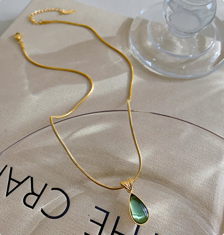 Necklace 18K gold novel and fashionable drop-shaped gem-set design