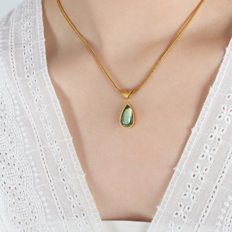 Necklace Exquisite and noble drop-shaped gemstone pendant in 18K gold