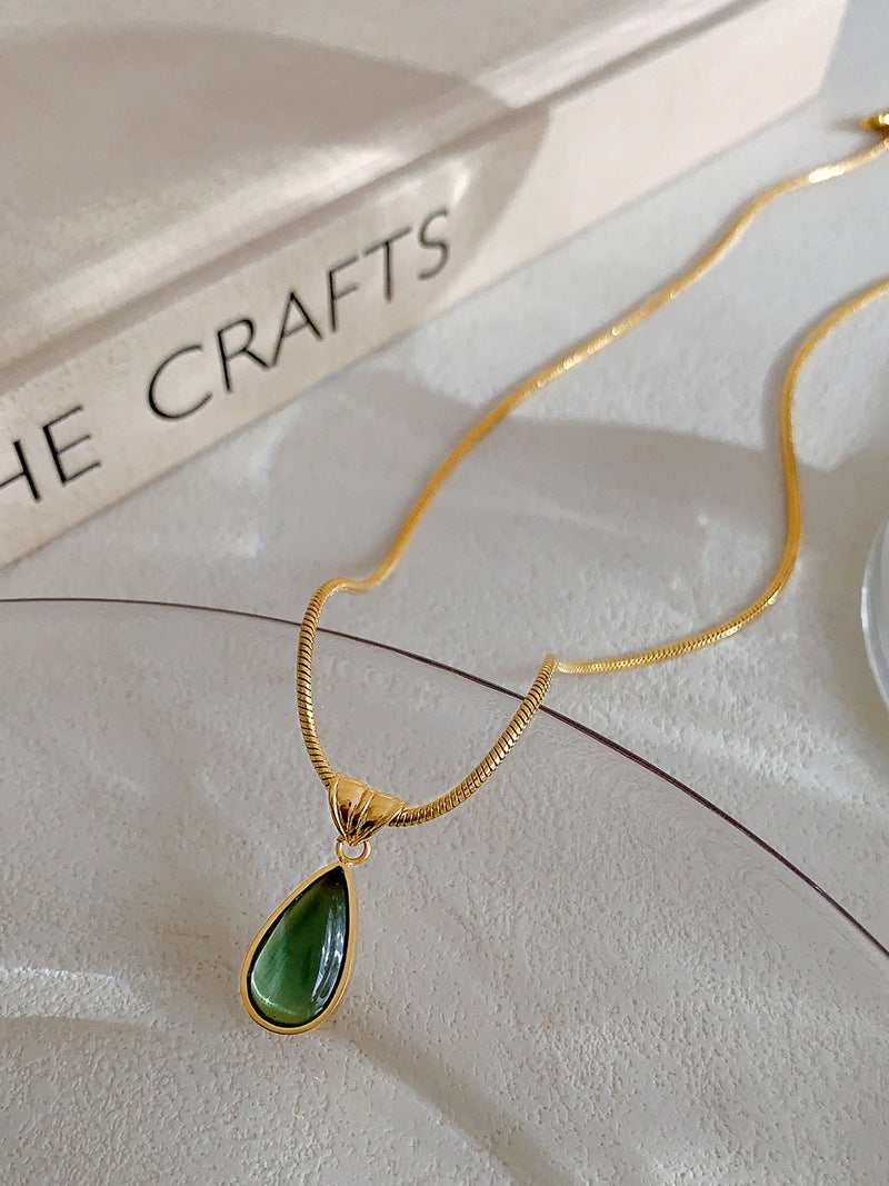 Necklace 18K gold novel and fashionable drop-shaped gem-set design