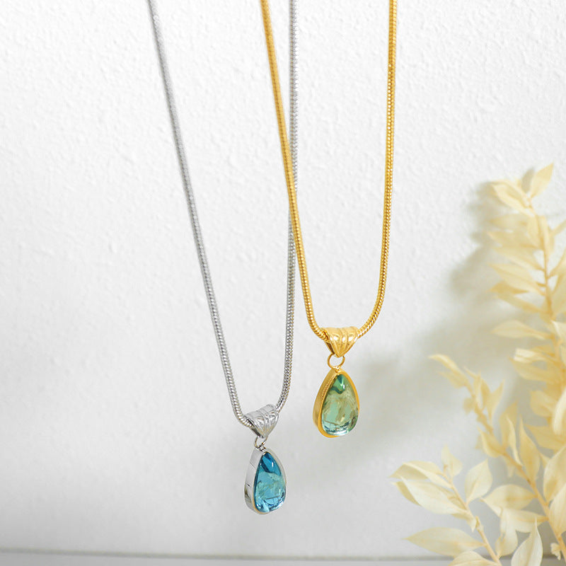 Necklace Exquisite and noble drop-shaped gemstone pendant in 18K gold